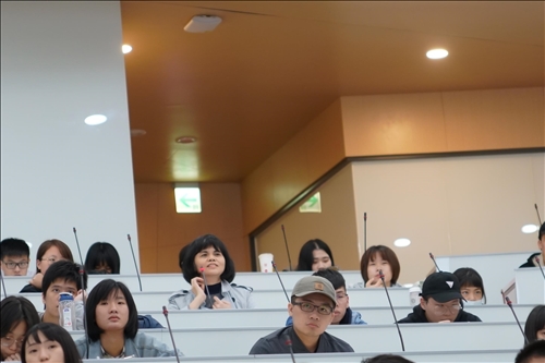 18-第17場「熊貓講座」演講會場，學生提問。(馮文星攝影)