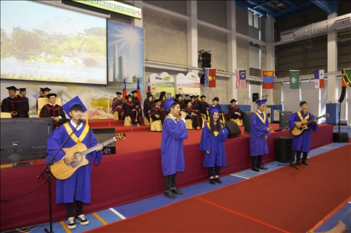 全國首創全英語畢業典禮，頒發畢業奬有如奧斯卡