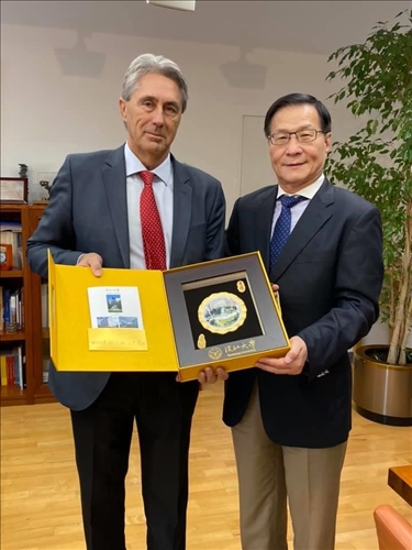 14-本校葛煥昭校長致贈紀念品給阿爾卡拉大學José Vicente Sa校長