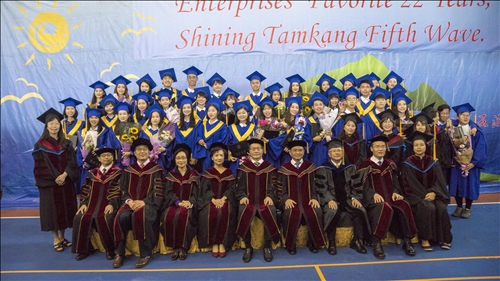 全國首創全英語畢業典禮，頒發畢業奬有如奧斯卡