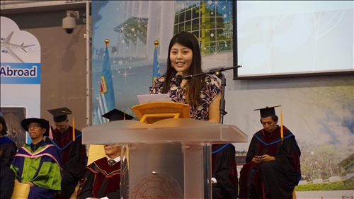 全國首創全英語畢業典禮，頒發畢業奬有如奧斯卡