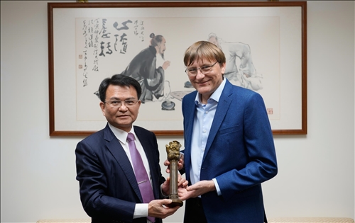 1-108年11月19日上午Dr. Benoit Pertame (右)拜會校長室，由何啟東學術副校長(左)代表接見(左)，並致贈代表「熊貓講座」榮譽的銅雕獎座。(馮文星攝影)