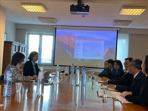 46-本校訪問團與比利時姊妹校聖路易斯布魯塞爾大學舉行座談會