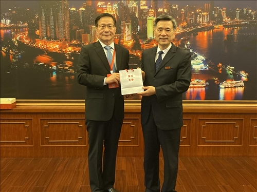 5-本校葛煥昭校長(左)致贈禮品給重慶大學周旬黨委書記(右)