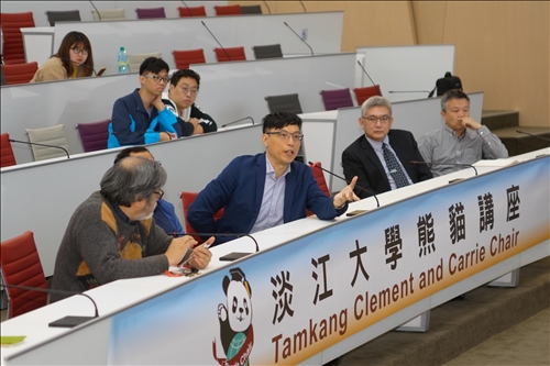 16-第15場「熊貓講座」演講會場，明志科技大學有機光電研究中心劉舜維主任提問。(馮文星攝影)