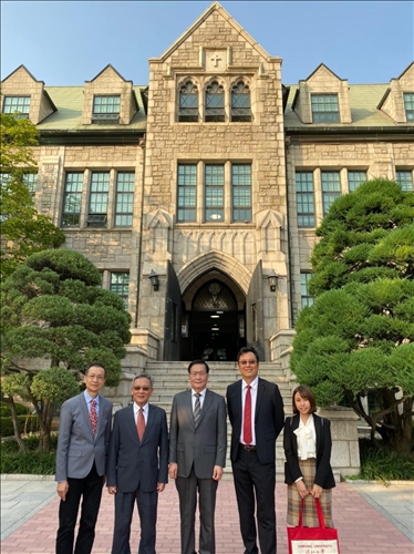 6-本校訪團於韓國梨花女子大學的Main Hall前留影，左起：蔡宗儒院長、王高成國際副校長、葛煥昭校長、包正豪院長、楊鳳僊助理。(國際處提供)