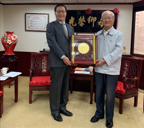 108年8月21日葛煥昭校長(左)拜訪淡江世界校友會聯合會陳定川總會長(右)，並致贈紀念金盤，感謝其對母校的長期支持。