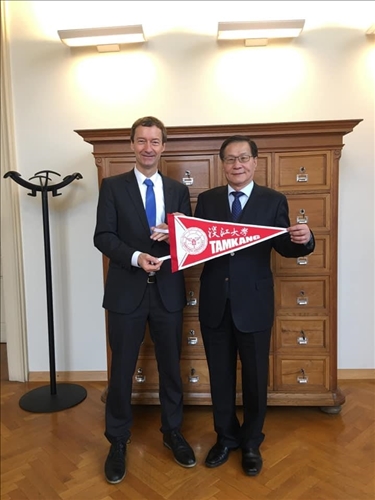 51-本校葛煥昭校長致贈交流旗幟給奧地利姊妹校維也納大學校長