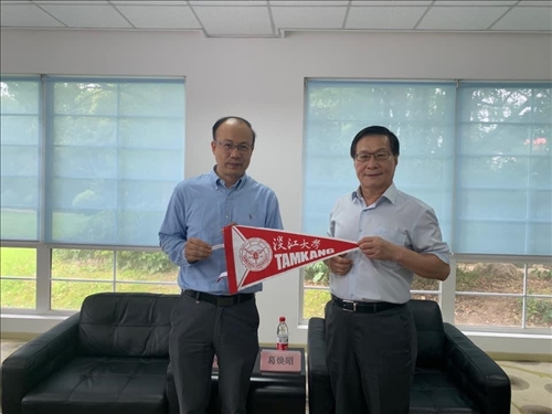 5-本校葛煥昭校長(右)贈本校交流旗幟給上海復旦大學陳志敏副校長(左)