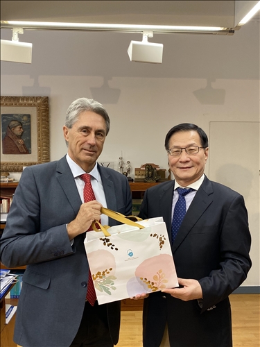 15-本校葛煥昭校長致贈茶葉禮盒給西班牙姊妹校阿爾卡拉大學José Vicente Sa校長