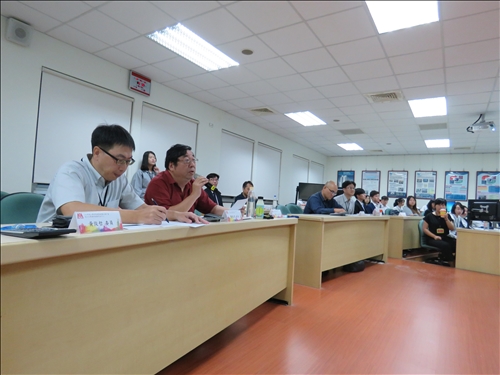 評審針對創業團隊簡報內容進行提問