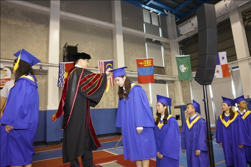 全國首創全英語畢業典禮，頒發畢業奬有如奧斯卡