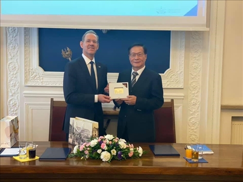 37--波蘭姊妹校華沙大學校長致贈紀念品給本校葛煥昭校長