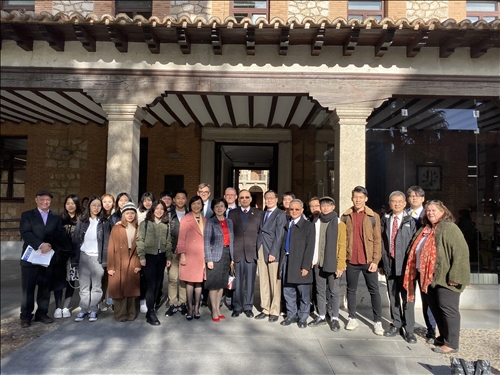 19-本校訪問團與目前在西班牙姊妹校阿爾卡拉大學進行大三生留學研習的本校學生合影