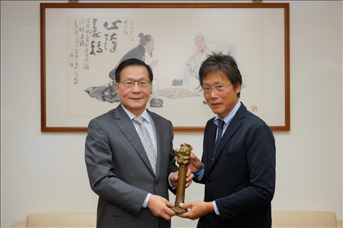 1-108年11月6日上午安達千波矢教授(右)拜會本校葛煥昭校長(左)，校長致贈代表「熊貓講座」榮譽的銅雕獎座。(馮文星攝影)