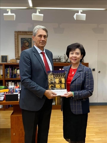 16-西班牙姊妹校阿爾卡拉大學José Vicente Sa校長致贈紀念品給本校張家宜董事長