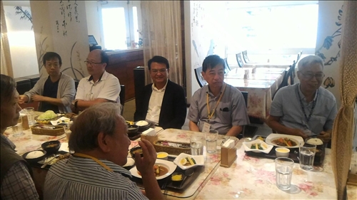10-會期間由本校安排餐敘，前排右起牟中原院士、胡進錕研究員，後排右起歐陽鐘燦院士、李定國院士、何啟東學術副校長、理學院施增廉院長、化學系鄧金培教授。