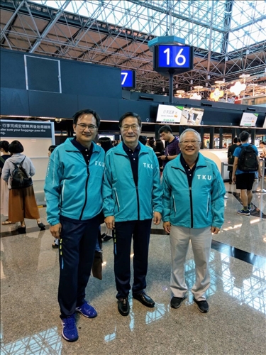 3-108年8月8日葛煥昭校長(中)、林志鴻副校長(右)及陳逸政體育長(左)攝於桃圓機場