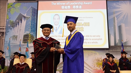 全國首創全英語畢業典禮，頒發畢業奬有如奧斯卡