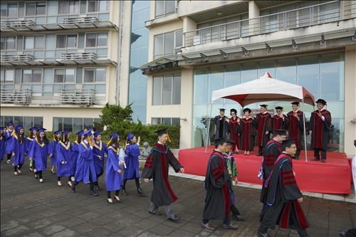 全國首創全英語畢業典禮，頒發畢業奬有如奧斯卡