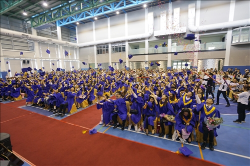 全國首創全英語畢業典禮，頒發畢業奬有如奧斯卡