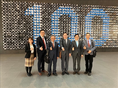 3-108年9月30日上午，本校訪團於韓國中央大學100週年校慶紀念牆前留影，右起：蔡宗儒院長、韓國中央大學Hong Jun Hyun國際副校長、葛煥昭校長、王高成國際副校長、包正豪院長、楊鳳僊助理。(國際處提供)