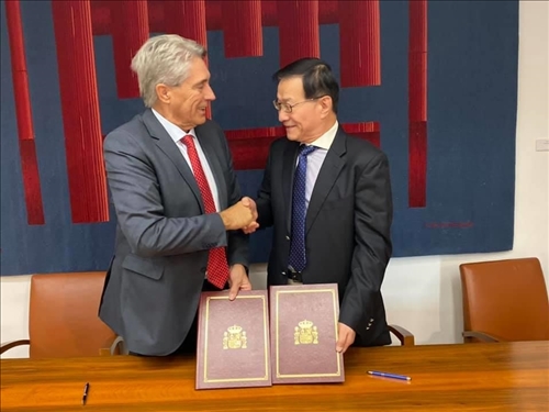 12-本校葛煥昭校長與西班牙姊妹校阿爾卡拉大學José Vicente Sa校長續約交流合作