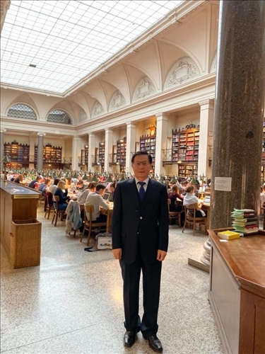 57-葛煥昭校長攝於奧地利姊妹校維也納大學圖書館