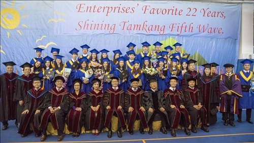 全國首創全英語畢業典禮，頒發畢業奬有如奧斯卡