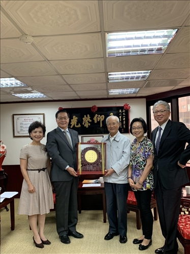 108年8月21日葛煥昭校長(左)拜訪淡江世界校友會聯合會陳定川總會長(右)，陪同的有世界校友會聯合會李述忠秘書長(右1)、莊希豐行政副校長(左1)、校友處楊淑娟執行長(右2)。