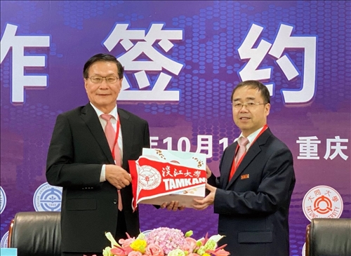 2-葛煥昭校長(左)致贈本校學術交流旗幟給重慶大學張宗益校長(右)
