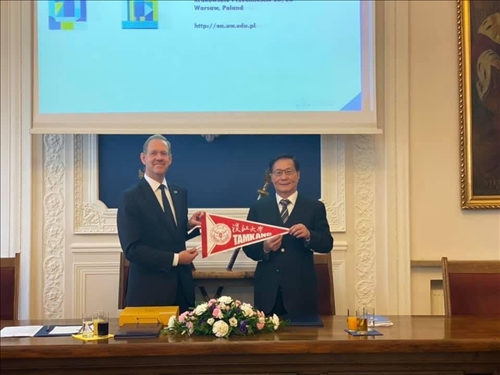 35-本校葛煥昭校長致贈交流旗幟給波蘭姊妹校華沙大學校長