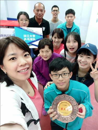 19-本校桌球隊獲獎後領隊、教練及選手合影。