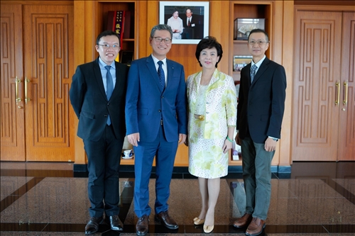 10- Dr. Yong Jin Kim拜會董事長，並與陪同人員合影，左起：國企系孫嘉祈主任、Dr. Yong Jin Kim、張家宜董事長、商管學院蔡宗儒院長。(馮文星攝影)