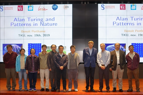 20-Dr. Benoit Pertame (右4)與本校數學系教師在淡水校園守謙國際會議中心有蓮廳合影。(馮文星攝影)