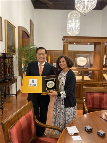 29-本校葛煥昭校長致贈紀念品給西班牙姊妹校格拉納達大學Pilar Aranda Ramírez校長