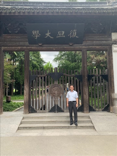 4-葛煥昭校長攝於上海復旦大學