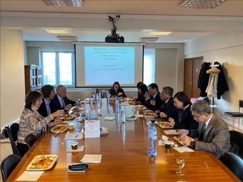 49-比利時姊妹校聖路易斯布魯塞爾大學校長及副校長熱城招待本校訪問團午餐l