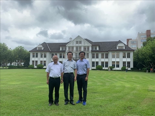 9-葛煥昭校長(中)、林志鴻副校長(左)及陳逸政體育長(右)攝於上海復旦大學校園