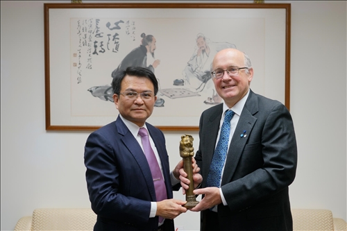 1-108年11月12日上午Dr. Daniel J. Scheeres (右)拜會校長室，由何啟東學術副校長(左)代表接見(左)，並致贈代表「熊貓講座」榮譽的銅雕獎座。(馮文星攝影)
