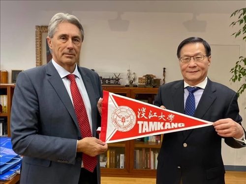 13-本校葛煥昭校長致贈交流旗幟給阿爾卡拉大學José Vicente Sa校長