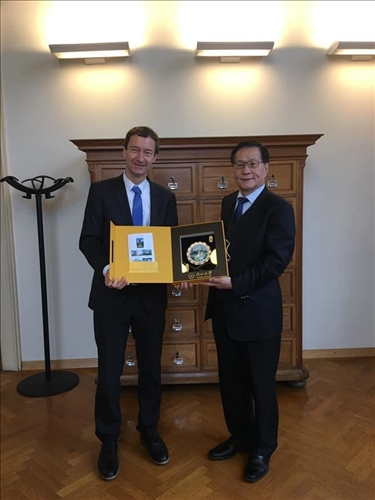 52-本校葛煥昭校長致贈紀念品給奧地利姊妹校維也納大學校長