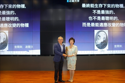 18-本校張家宜董事長(右)贈送世耕石弘總務部長(左)代表「熊貓講座」榮譽的銅雕獎座(馮文星攝影)