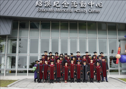 全國首創全英語畢業典禮，頒發畢業奬有如奧斯卡