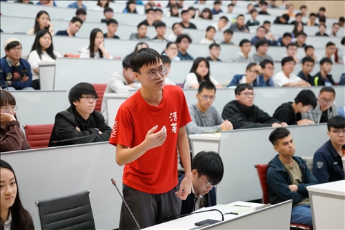 16-第16場「熊貓講座」演講會場，學生提問。(馮文星攝影)