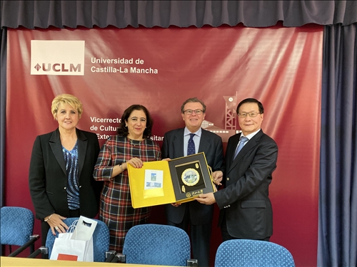 20-108年11月13日本校訪問團至西班牙姊妹校卡斯蒂亞-拉曼恰大學參訪，葛煥昭校長致贈紀念品給該校Miguel Ángel Collado Yurrita校長