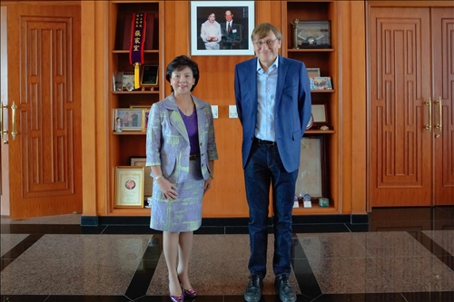 5-張家宜董事長(左)與Dr. Benoit Pertame (右)在熊貓講座基金捐款人張建邦創辦人暨張姜文錙榮譽董事長伉儷照片前合影。(馮文星攝影)