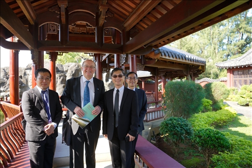 5-參觀淡水校園-覺軒花園長廊，Dr. Daniel J. Scheeres與工學院李宗翰院長、航太系陳步偉主任及蕭富元副教授等陪同人員合影。(馮文星攝影)