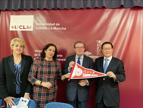 21-本校葛煥昭校長致贈交流旗幟給西班牙姊妹校卡斯蒂亞-拉曼恰大學Miguel Ángel Collado Yurrita校長