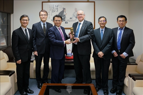 2- Dr. Daniel J. Scheeres(右3)與何啟東學術副校長(左3)、劉艾華秘書長(左2)、工學院李宗翰院長(左1、航太系陳步偉主任(右2)及蕭富元副教授(右1)等陪同人員合影。(馮文星攝影)